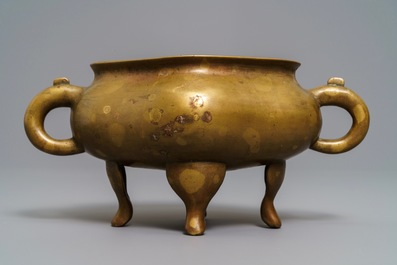 Een Chinese vierlobbige bronzen wierookbrander met goudspatten, Fei Ge, 17/18e eeuw