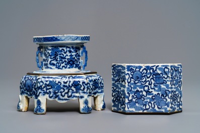 A Chinese blue and white 'Bleu de Hue' Vietnamese market altar stand and cover, 19th C.