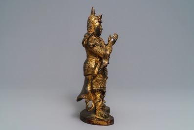Een Chinese vergulde en gelakte bronzen figuur van Weituo, Ming