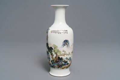 Un vase en porcelaine de Chine qianjiang cai &agrave; d&eacute;cor d'un paysage, sign&eacute; Wang Yeting, 20&egrave;me
