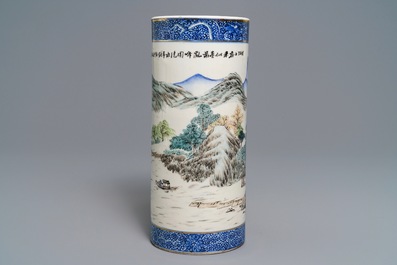 Een ronde Chinese qianjiang cai hoedensteun, gesign. Wang Youtang, 20e eeuw