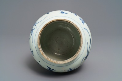Un pot en porcelaine de Chine bleu et blanc &agrave; d&eacute;cor de fruits et insectes, &eacute;poque Transition