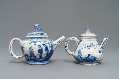 Twee blauwwitte Delftse theepotten met chinoiserie decor, 18e eeuw