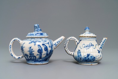 Deux th&eacute;i&egrave;res en fa&iuml;ence de Delft bleu et blanc &agrave; d&eacute;cor de chinoiserie, 18&egrave;me