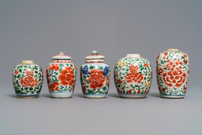 Cinq petits vases en porcelaine de Chine wucai, &eacute;poque Transition et Kangxi