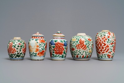 Cinq petits vases en porcelaine de Chine wucai, &eacute;poque Transition et Kangxi