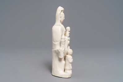 Un groupe en porcelaine blanc de Chine de Dehua figurant Guanyin aux enfants, Kangxi