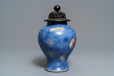 Een Chinese poederblauwe en koperrode 'draken' vaas, Kangxi merk, 19e eeuw