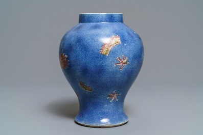 Een Chinese poederblauwe en koperrode 'draken' vaas, Kangxi merk, 19e eeuw