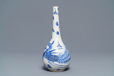Een Chinese blauwwitte 'Bleu de Hue' vaas voor de Vietnamese markt, Nei Fu merk, 19e eeuw