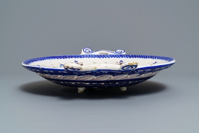 Een groot Delfts visvergiet in blauw en mangaan, Tichelaar, Makkum, Friesland, 19e eeuw