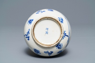 Un vase en porcelaine de Chine 'Bleu de Hue' pour le Vietnam, marque Nei Fu, 19&egrave;me