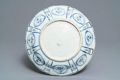 Un plat en porcelaine de Chine bleu et blanc de type kraak &agrave; d&eacute;cor d'un dragon, Wanli