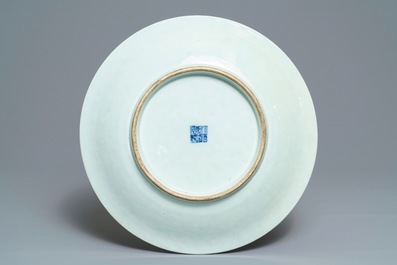 Een Chinese blauwwitte schotel met lotusslingers, Qianlong merk en periode