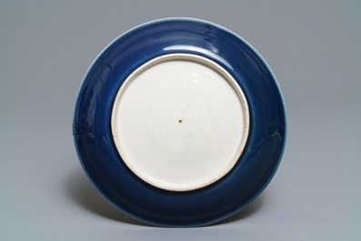 Een Chinees monochroom blauw bord met anhua drakendecor, Wanli merk, 18/19e eeuw