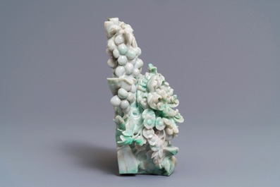 Un groupe en jad&eacute;ite sculpt&eacute;e figurant deux chats entour&eacute;s de raisins et fleurs, Chine, 20&egrave;me