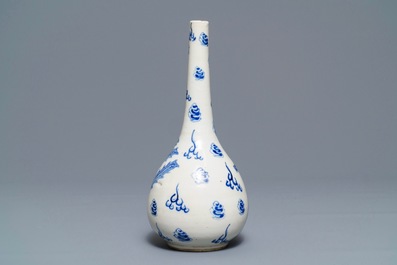Un vase en porcelaine de Chine 'Bleu de Hue' pour le Vietnam, marque Nei Fu, 19&egrave;me