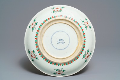 Un plat en porcelaine de Chine famille verte &agrave; d&eacute;cor d'un chat, un cerf et deux oiseaux, Kangxi