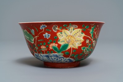 Een Chinese falancai kom met koraalrode fondkleur, Yongzheng merk en mogelijk periode