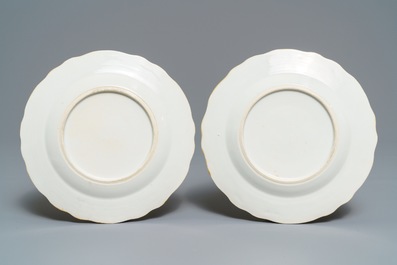 Une paire d'assiettes en porcelaine de Chine famille rose aux armes de Peter van Hemert, Qianlong
