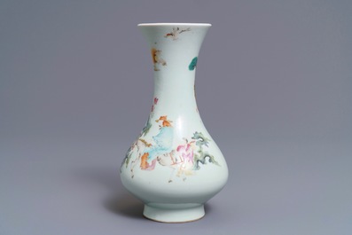 Een Chinese famille rose peervormige vaas, Qianlong merk, 19e eeuw