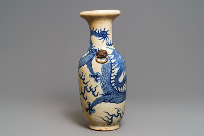 Een Chinese blauwwitte Nanking craquel&eacute; 'draken' vaas, 19e eeuw