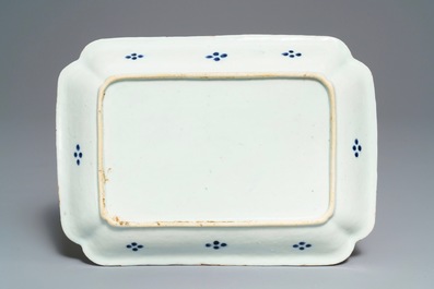 Een Chinees blauw-wit 'dubbel haring' bord voor de Nederlandse markt, Qianlong