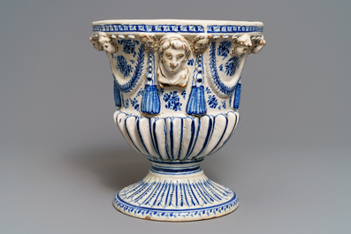 A blue and white Spanish pottery footed urn, Talavera, 18/19th C.