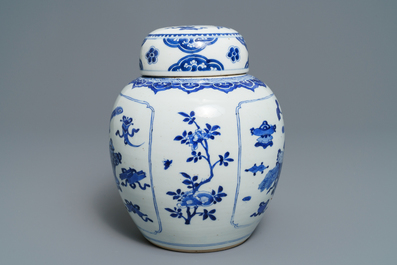 Un pot couvert en porcelaine de Chine bleu et blanc &agrave; d&eacute;cor d'antiquit&eacute;s, Kangxi