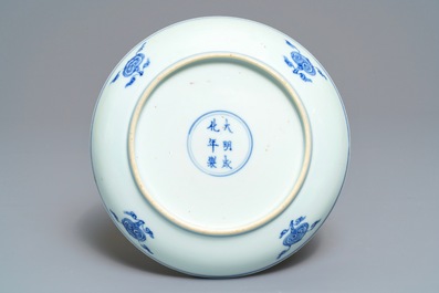 Een Chinees blauwwit bord met een hert en aap, Chenghua merk, Kangxi/Yongzheng