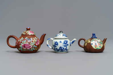 Trois th&eacute;i&egrave;res miniatures en gr&egrave;s de Yixing et porcelaine de Chine bleu et blanc, Kangxi et apr&egrave;s