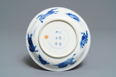 Une coupe en porcelaine de Chine bleu et blanc &agrave; d&eacute;cor des 'Huit chevaux de Wang Mu', marque et &eacute;poque de Kangxi