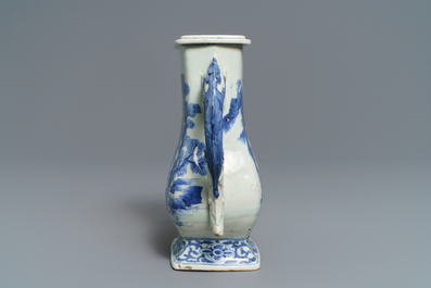 Een Chinese blauwwitte vaas met chilong-handgrepen, 17/18e eeuw