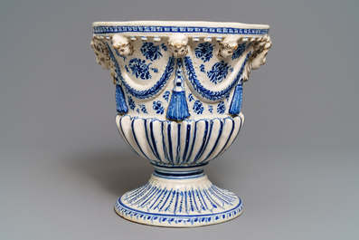 A blue and white Spanish pottery footed urn, Talavera, 18/19th C.