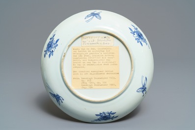 Une assiette armori&eacute;e en porcelaine de Chine pour le march&eacute; hollandais, Qianlong
