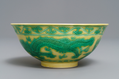Un bol en porcelaine de Chine &agrave; d&eacute;cor de dragons en vert et jaune, marque de Guangxu, 20&egrave;me