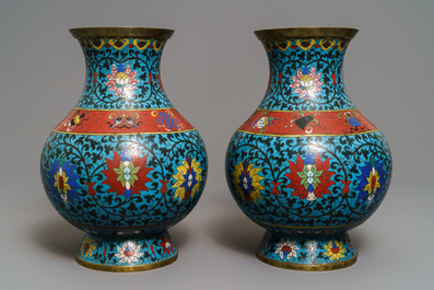 Une paire de vases de forme hu en &eacute;maux cloisonn&eacute;s &agrave; d&eacute;cor de rinceaux de lotus, 18&egrave;me