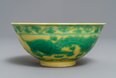 Un bol en porcelaine de Chine &agrave; d&eacute;cor de dragons en vert et jaune, marque de Guangxu, 20&egrave;me