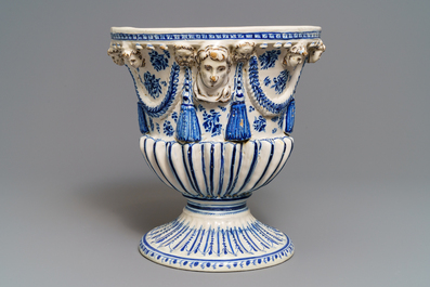 A blue and white Spanish pottery footed urn, Talavera, 18/19th C.