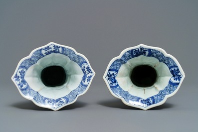 Une garniture de cinq vases en porcelaine de Chine bleu et blanc, Kangxi