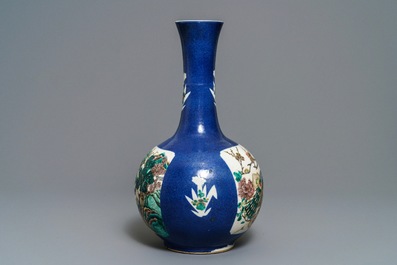 Un vase de forme bouteille en porcelaine de Chine famille verte sur fond bleu poudr&eacute;, 19&egrave;me
