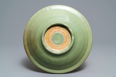 Een Chinese Longquan celadon schotel met onderglazuur decor, Ming