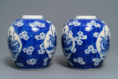 Une paire de pots &agrave; gingembre en porcelaine de Chine bleu et blanc, marque de Kangxi, 19&egrave;me