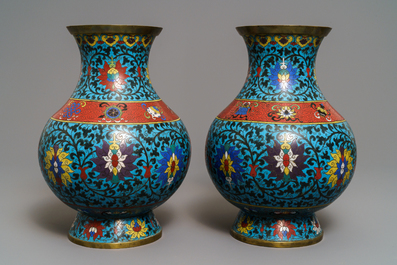 Une paire de vases de forme hu en &eacute;maux cloisonn&eacute;s &agrave; d&eacute;cor de rinceaux de lotus, 18&egrave;me