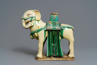 (wachtlot)Een groot Chinees aardewerken model van een olifant, Ming