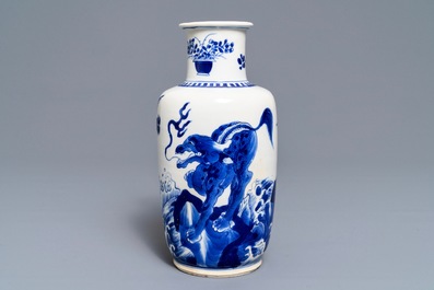 Een Chinese blauwwitte rouleau vaas met kylins, Kangxi