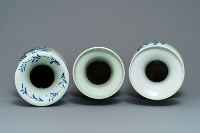 Trois vases en porcelaine de Chine bleu et blanc sur fond c&eacute;ladon, 19&egrave;me