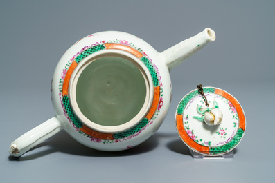 Deux th&eacute;i&egrave;res et deux tasses et leur soucoupes en porcelaine de Chine famille rose, Qianlong