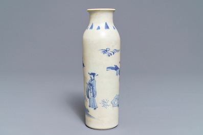 Un vase de forme rouleau en porcelaine de Chine bleu et blanc du Hatcher cargo, &eacute;poque Transition