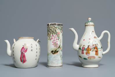 Een collectie Chinese famille rose theepotten, penselenbekers en borden, 19/20e eeuw